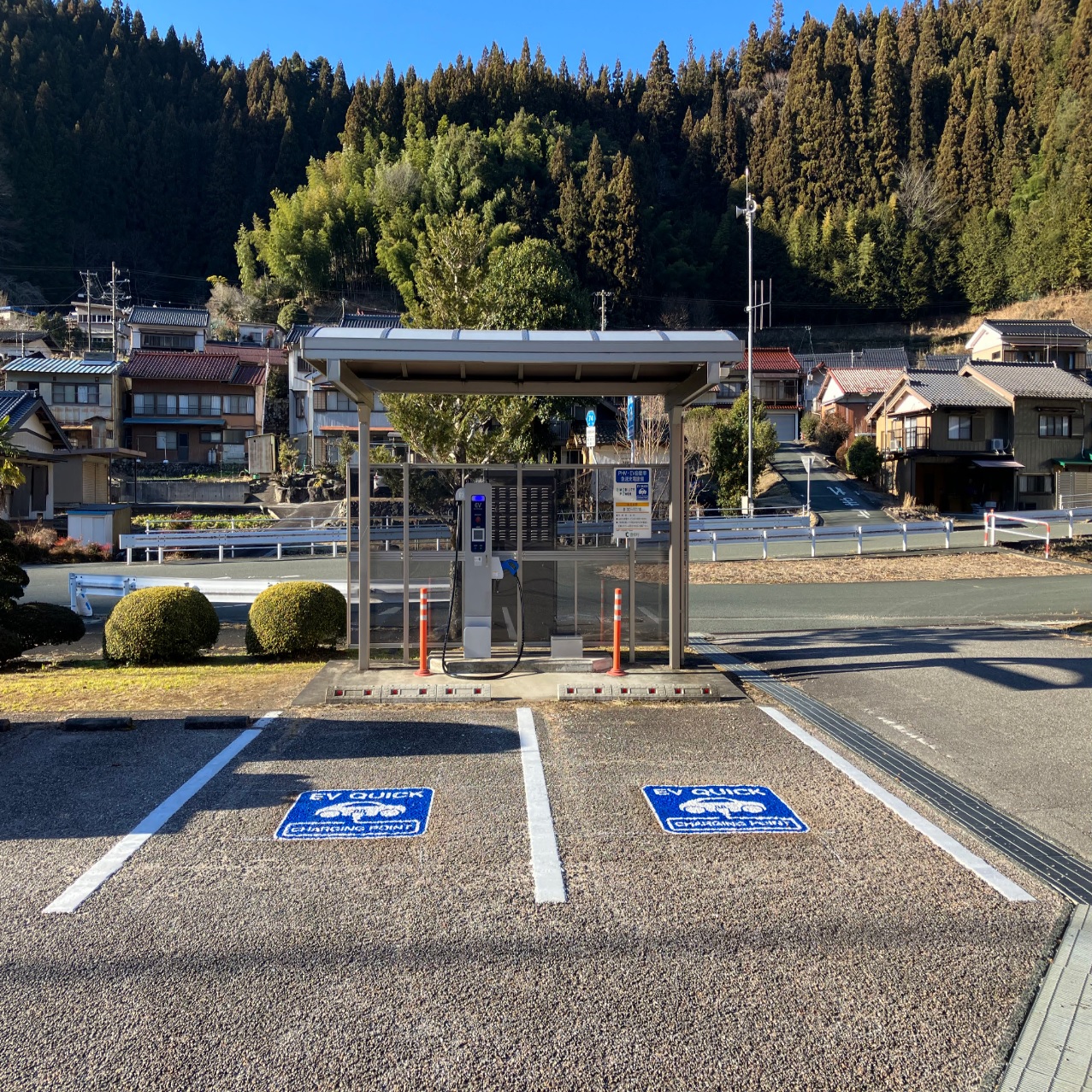 豊根村役場駐車場に設置されている電気自動車用の充電スタンド