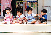 畳の上に並んで座る4名の幼児の写真