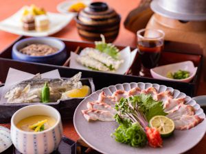 3種の小鉢、魚の揚げ物、お皿に重なるように綺麗な半円に並べられたチョウザメの薄造りなどが並べられた「奥三河と信州の楽膳」の写真