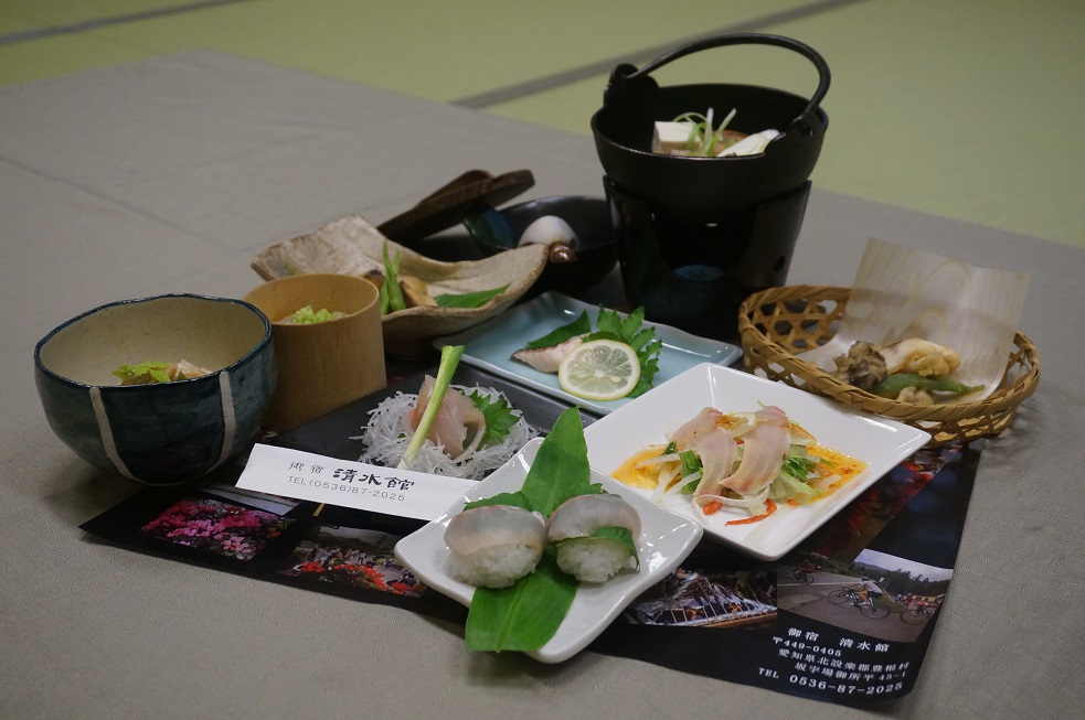 寿司・刺身・吸い物・天ぷらなど、様々な方法で料理されたチョウザメ料理の「ロイヤルフィッシュおまかせコース」の写真