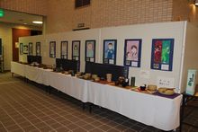 机の上に陶芸の作品が並べられ展示されている写真