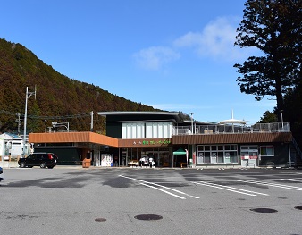 白枠窓の「道の駅」グリーンポート宮嶋と広い駐車場の写真