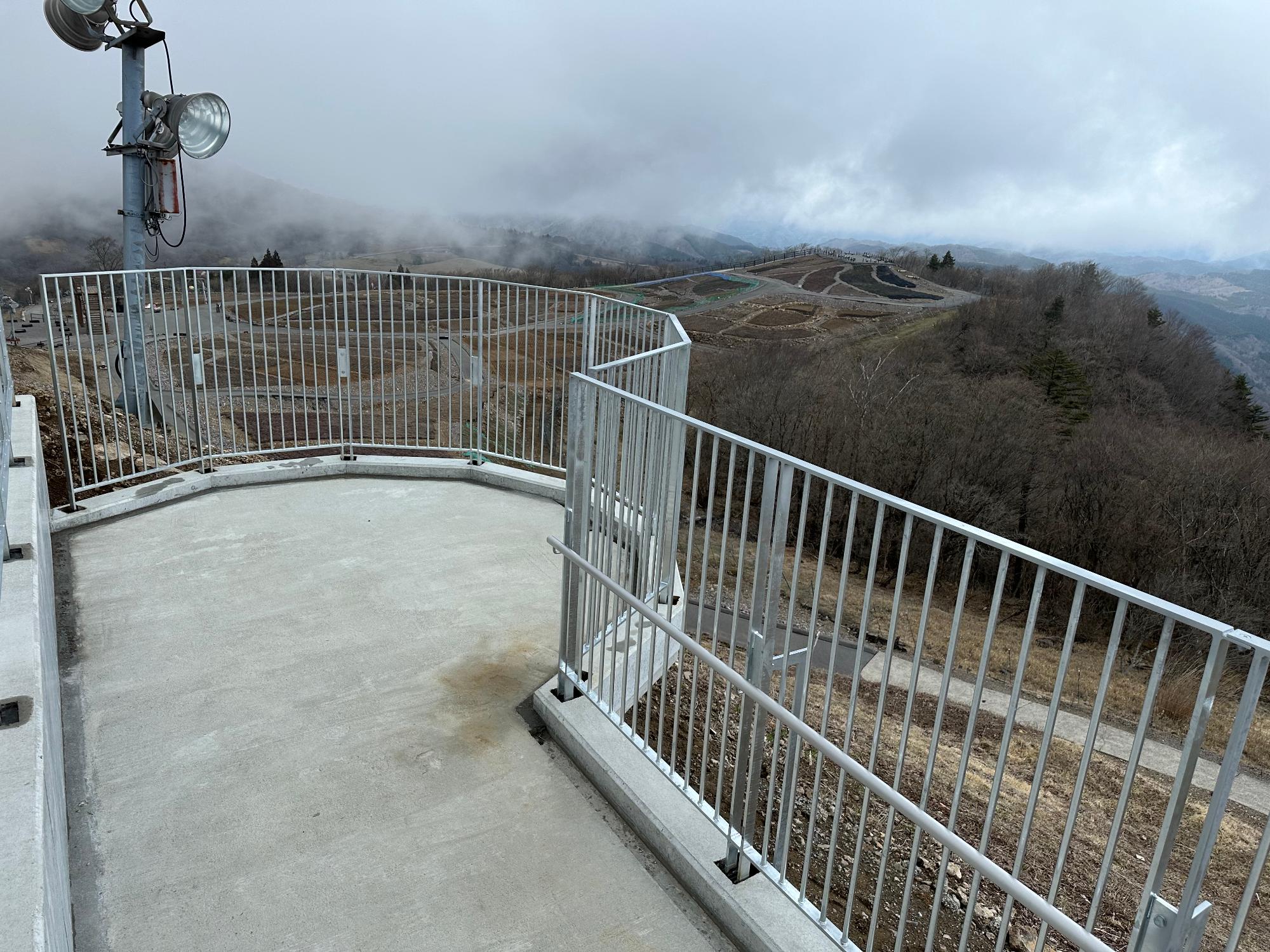 萩太郎山頂第一リフト降り場のテラス