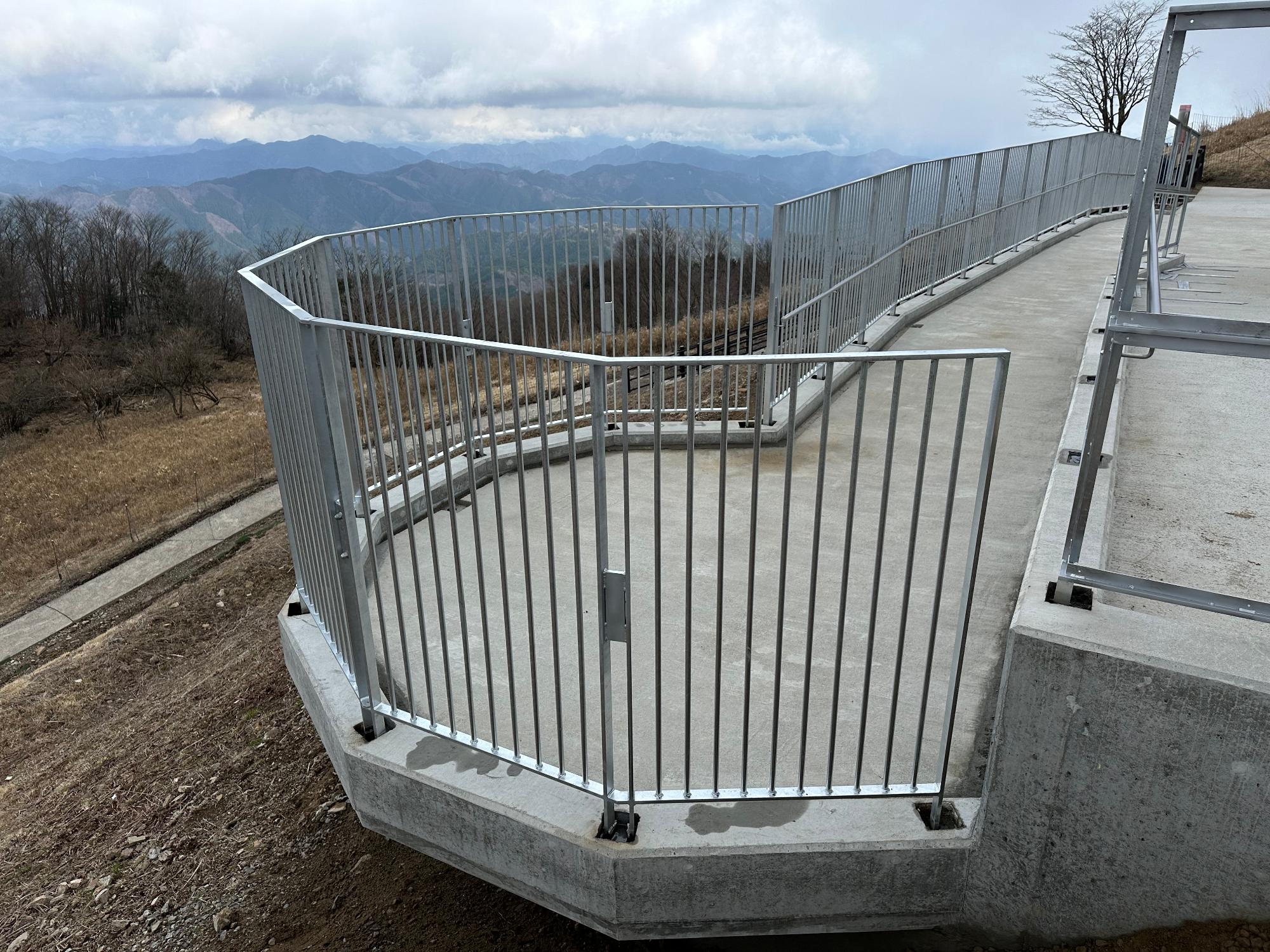 萩太郎山頂第一リフト降り場のテラス