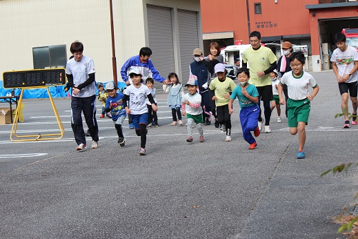 ランニングイベントに参加しているたくさんの小さな子ども達が、大人達と一緒にスタートを切った瞬間の写真