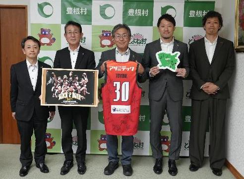 左から岡村社長、山本教育長、伊藤村長、柏木選手、岡田アンバサダーが並んでいる写真