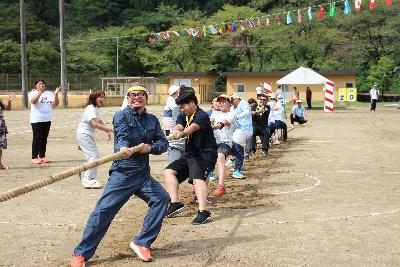 綱引きで優勝した坂宇場区の試合風景