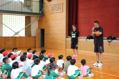 元プロ選手のお二人の話を聞く生徒