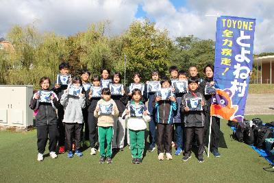 下見会参加者が各々のユニフォームを持っている集合写真