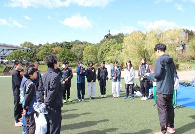 現地下見会にて選手を発表しているところ