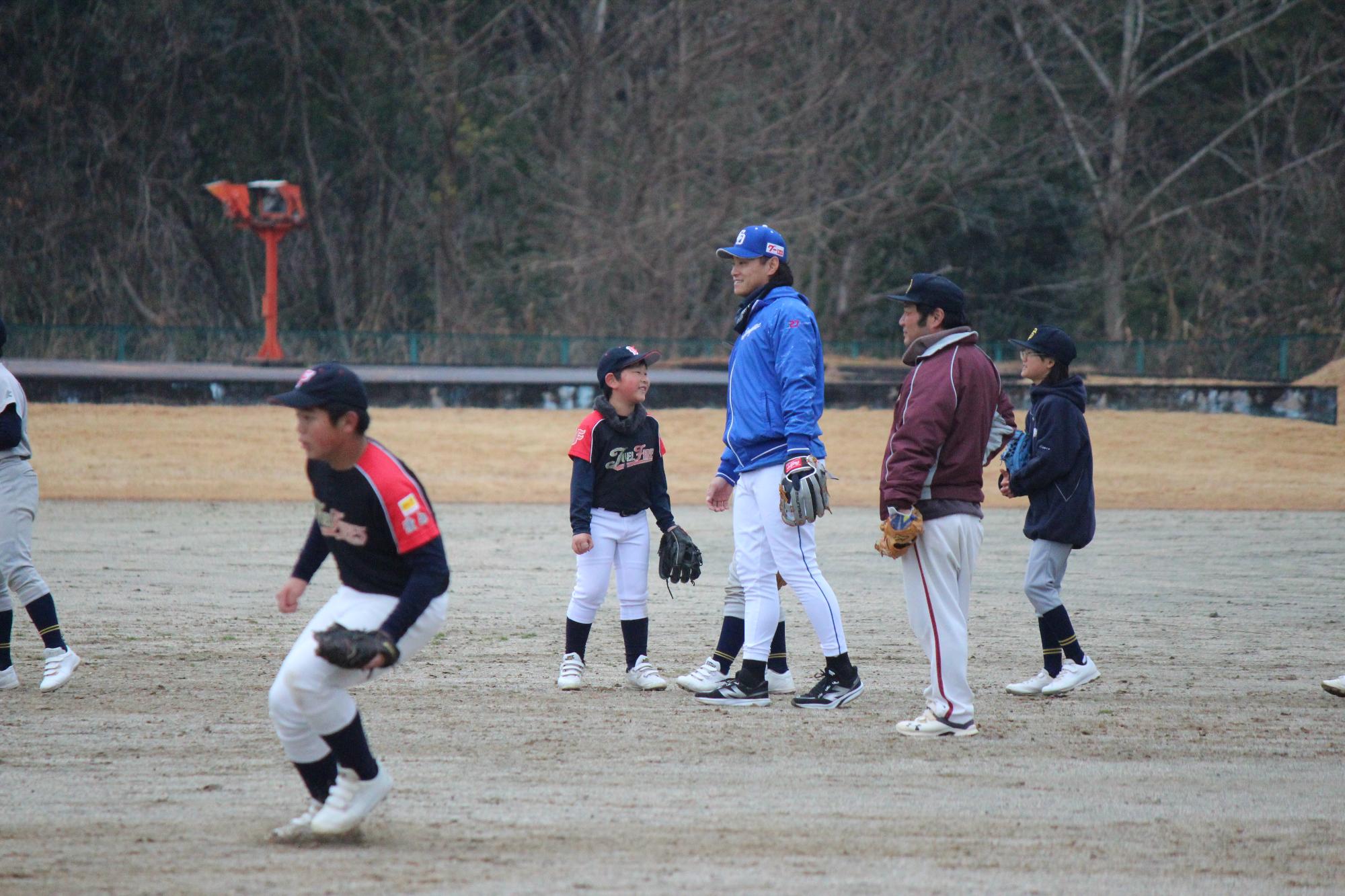 中日ドラゴンズ津田選手が子どもに指導しているシーン