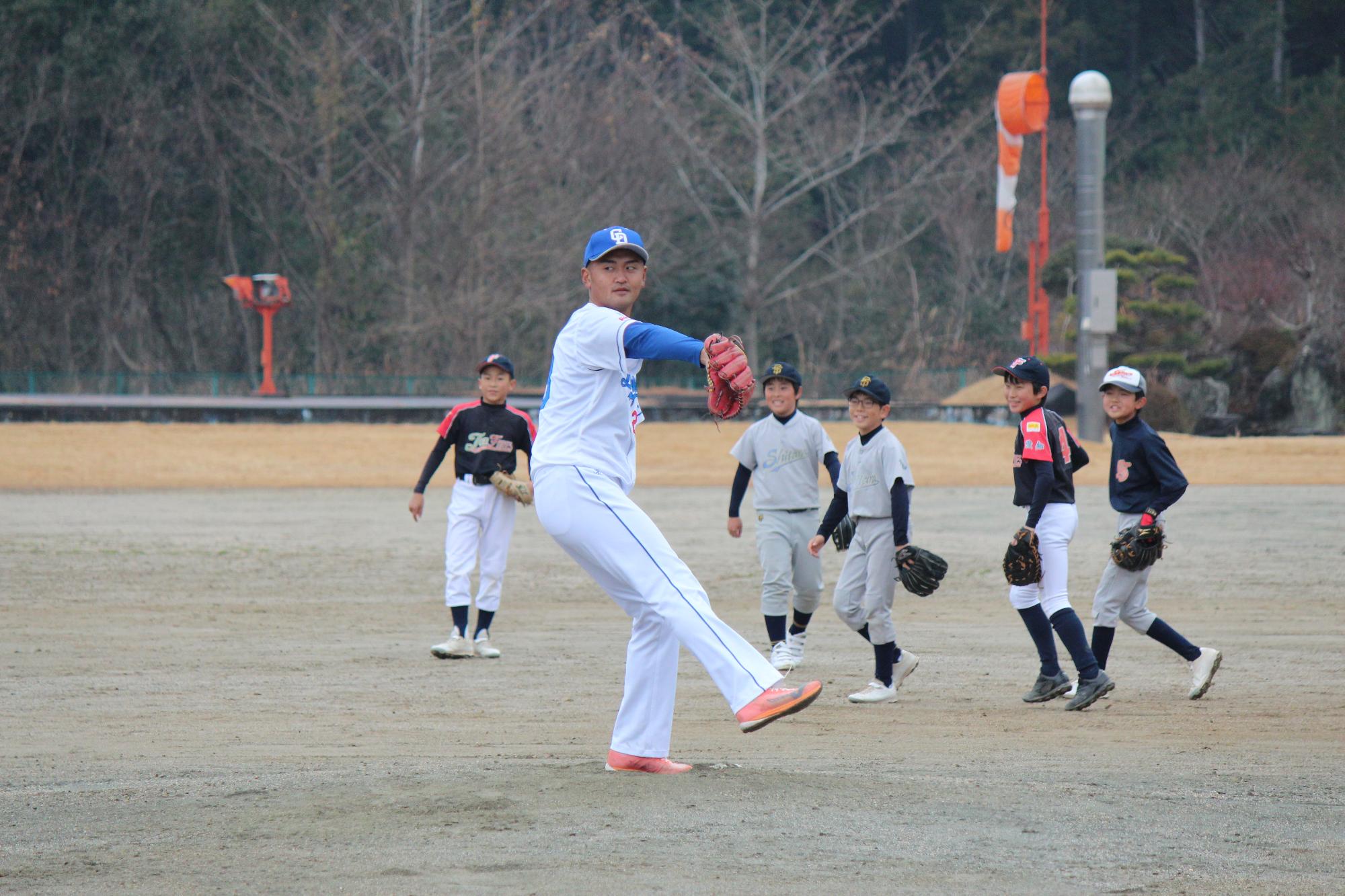 中日ドラゴンズ森山選手が子どもとの対決で投球するシーン
