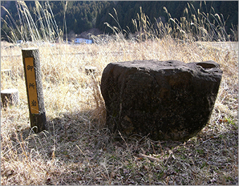 御所岩と書かれた木製の看板と、大きな岩の写真